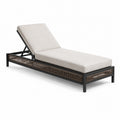 Lettino prendisole in metallo e rattan sintetico beige